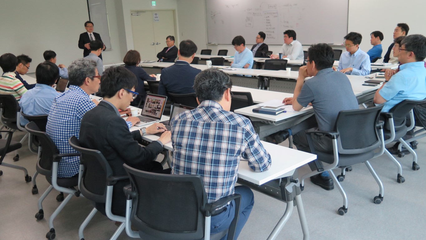 발표를 듣고있는 모습